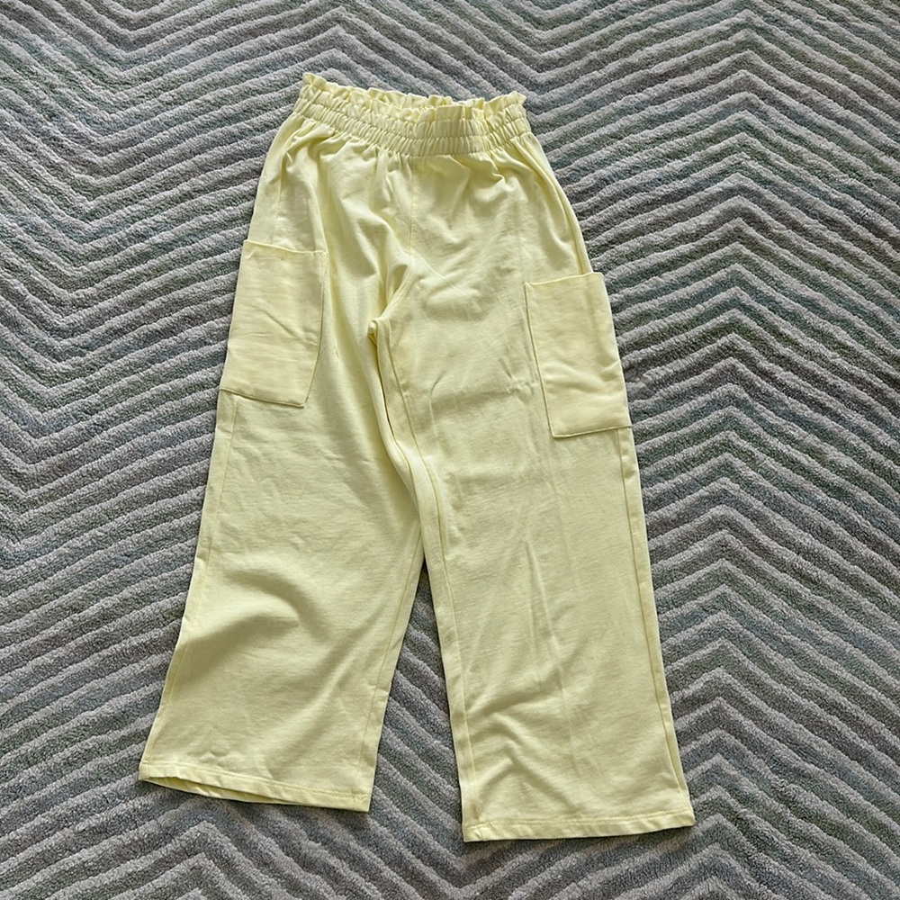 Never worn, yellow Zara pants, pockets on both sides,